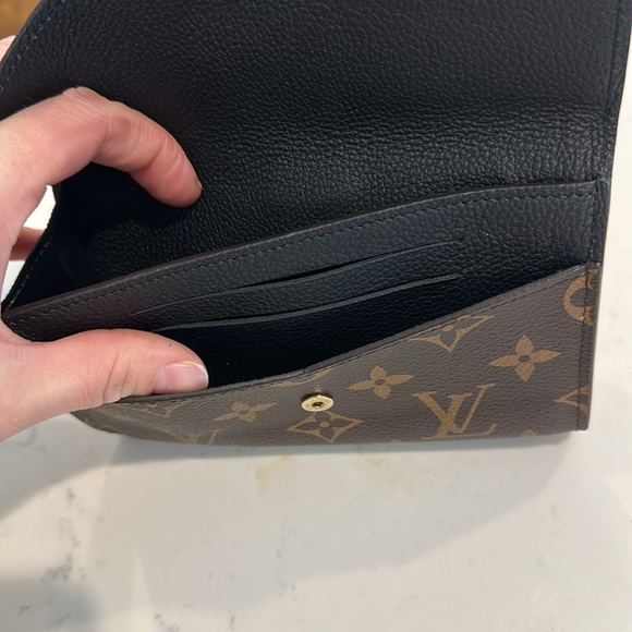 Authentic Louis Vuitton large wallet. Nearly perfect w/ one minor damage on back - Picture 7 of 8